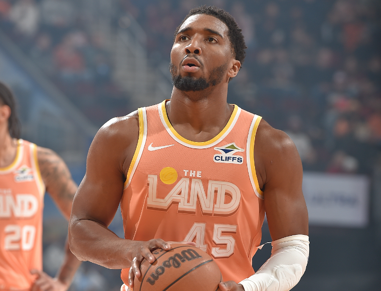 kaiyun体育官方-米切尔45+4+4+5三分！骑士逆转双杀魔术夺4连胜 班凯罗37+10